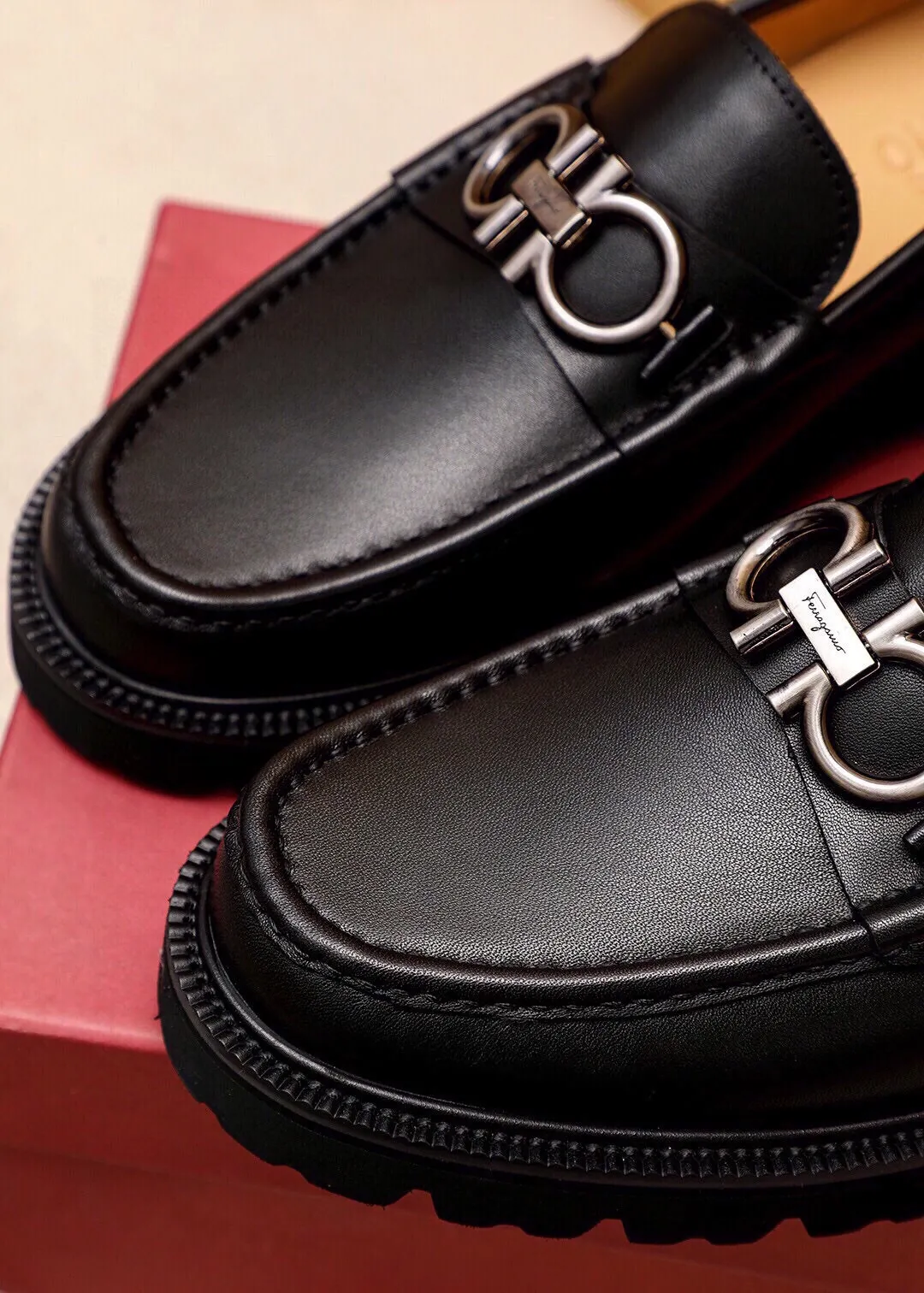 Men's shoes 💰580 💐 Product trademark: Ferragamo "Ferragamo" casual leather shoes Regular size: 38-44 (45.46🉑️customized) Product materials: Selected imported first-layer calfskin upper + luxury hardware buckle, imported water-dyed cowhide leather lining. Strong three-dimensional visual effect, original outsole color: 4⃣️seed leather materials available
